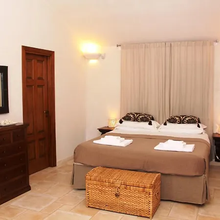 Villa Sleeps 6 Pool Wifi